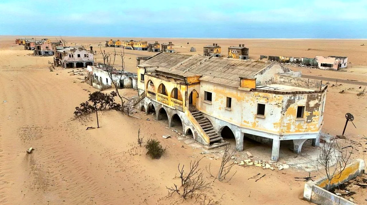 Abandoned settlement buildings at Baía dos Tigres
